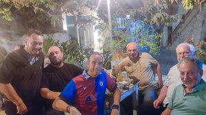 Ρέθυμνο: Ο Πάνος Μουζουράκης στην Επισκοπή – Τα δώρα, η παρέα και ο... νέος ύμνος!