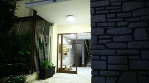 Πατήσια: «Γύρισα και τη βρήκα νεκρή» λέει ο σύζυγος της 34χρονης που πέθανε μαζί με το νεογνό δίπλα στα δύο παιδιά τους