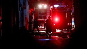 Μεγάλη αναστάτωση στο κέντρο του Ηρακλείου τη νύχτα - Εκκενώθηκε πολυκατοικία λόγω φωτιάς στην πυλωτή