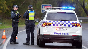 Πρώτα την έκαψε και μετά τη μαχαίρωσε - Τι κρύβεται πίσω από την επίθεση της 17χρονης στη Γερμανίδα δήμαρχο