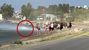 Σκιάθος: Τουρμπίνες αεροσκάφους «πέταξαν» βαλίτσες τουριστών στο νερό! (video)