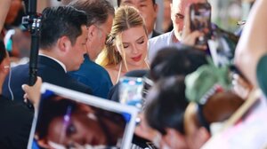 Η Σκάρλετ Γιόχανσον μαγνητίζει τα βλέμματα στο κόκκινο χαλί του TIFF