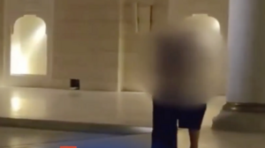 Τουρκία: Θύελλα αντιδράσεων για ζευγάρι από τη Ρωσία – Φιλήθηκαν μέσα σε τζαμί και συνελήφθησαν