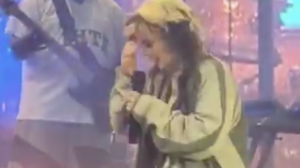 Σοκ στο χώρο της ποπ: Κατέρρευσε επί σκηνής η τραγουδίστρια Lola Young (Video)