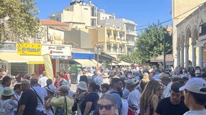 Κοσμοπλημμύρα στο κέντρο από τουρίστες!