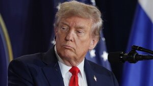 Ο Ντ. Τραμπ προειδοποίησε για κύμα απολύσεων και περικοπών εάν συνεχιστεί το shutdown