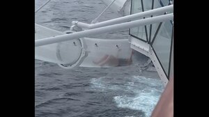 Στιγμές τρόμου για επιβάτη κρουαζιερόπλοιου - Κόλλησε σε νεροτσουλήθρα πάνω από τον ωκεανό