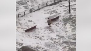 Αψήφησε τον θάνατο: Άνδρας περπατά στη μέση του υπερτυφώνα Ragasa!