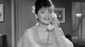 Η Τζένη Καζάκου αναβίωσε τη σκηνή της ταινίας «Δεσποινίς Διευθυντής» με τη γιαγιά της Τζένη Καρέζη