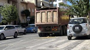 Άνοιξε η καρότσα του φορτηγού, έπεσαν τα χώματα στο δρόμο!