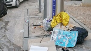 Ξεχείλισαν οι υπόγειοι κάδοι και τα σκουπίδια έφτασαν στο πάρκο!