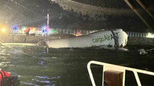 Χονγκ Κονγκ: Aεροσκάφος βγήκε από τον διάδρομο και κατέληξε στη θάλασσα – Δύο νεκροί