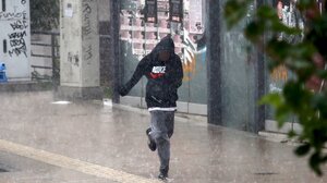 Με βροχή η μαθητική παρέλαση για την 28η Οκτωβρίου στη Θεσσαλονίκη