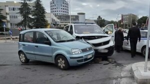 Θεσσαλονίκη: Αυτοκίνητο συγκρούστηκε με ιδιωτικό ασθενοφόρο