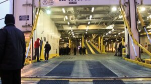 Απομάκρυνση Λιμενάρχη Χανίων και ΕΔΕ μετά την καταγγελία για άγριο ξυλοδαρμό σε γκαράζ πλοίου - Βίντεο