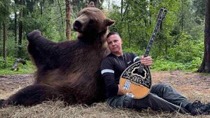 Ο θαρραλέος Έλληνας μουσικός που παίζει μπουζούκι κάνοντας βόλτα με μια αρκούδα στη Μόσχα