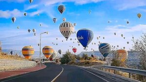 Τα πολύχρωμα αερόστατα στον ουρανό της Καππαδοκίας