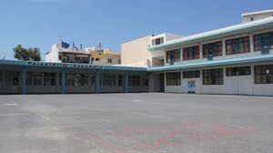 Ακαδημία: Παλιοί απόφοιτοι μοιράζονται τις αναμνήσεις τους- Μια σημαντική πρωτοβουλία για ένα ιστορικό κτήριο!