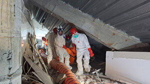 Ινδονησία: Στους 54 ανέρχονται οι νεκροί σε σχολείο που κατέρρευσε