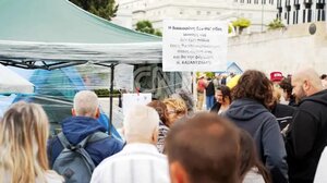 Πλήθος κόσμου στο πλευρό του Ρούτσι στο Σύνταγμα μετά τις πληροφορίες για αποδοχή του αιτήματός του