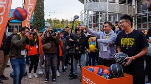 Η Betsson απογείωσε την πρεμιέρα του Αυτοκράτορα – Ο Richard Hsiao στο πλευρό του κόσμου και της ομάδας