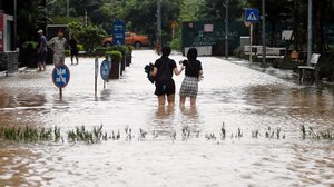 Απόκοσμες εικόνες στην Ταϊλάνδη: 55 νεκροί, χιλιάδες στις στέγες και στρατός με drones στη μάχη