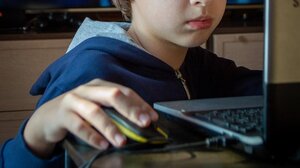 ΕΕ: Οι Βρυξέλλες εντείνουν την πίεση στους κολοσσούς του διαδικτύου αναφορικά με την προστασία των ανηλίκων