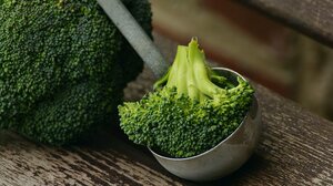 Το ξέρετε ότι πετάμε το καλύτερο κομμάτι απ’ το μπρόκολο; 5 νόστιμοι τρόποι να το καταναλώσουμε