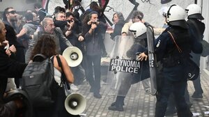 Επεισόδια σε συγκέντρωση διαμαρτυρίας εκπαιδευτικών στο Μεταξουργείο: Έπεσαν κρότου λάμψης και χημικά