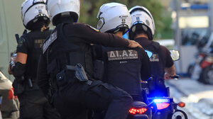 Γλυφάδα: Άστεγος χτύπησε με πέτρα 70χρονη - Διασωληνωμένη η γυναίκα, ο 38χρονος είχε αποδράσει 18 φορές από ψυχιατρεία