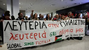 Έφτασαν στην Αθήνα οι 27 Έλληνες που συμμετείχαν στην αποστολή του στολίσκου Sumud