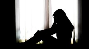 Ο μπαμπάς έδειρε τη μαμά και η 15χρονη έντρομη κάλεσε μέσα στη νύχτα στο Χαμόγελο του Παιδιού