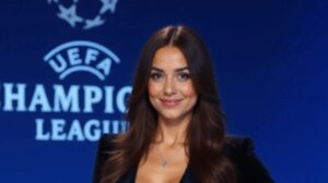 «Φιάσκο» η καλλονή Τουρκάλα παρουσιάστρια Εϊσάν Ακσόι - Πώς κατάφερε να «ξεγελάσει» τους φιλάθλους