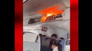 Βίντεο: Η στιγμή που ξεσπά φωτιά σε αποθηκευτικό ντουλαπάκι αεροπλάνου 