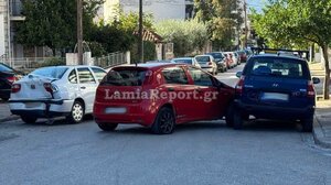 Λαμία: Διπλή καραμπόλα με τέσσερα εμπλεκόμενα αυτοκίνητα σε διασταύρωση