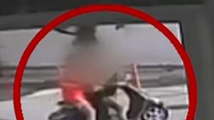  Χερσόνησος: Καρέ-καρέ η θρασύτατη κλοπή μηχανής, μέρα μεσημέρι