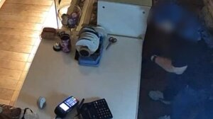 Κολωνάκι: Βίντεο ντοκουμέντο με τον 54χρονο που «ξάφριζε» καταστήματα