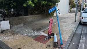 Ηράκλειο: Τράκαραν τον κρουνό, γέμισε νερά η γειτονιά!