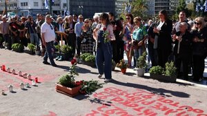 Πολίτες και συγγενείς των θυμάτων των Τεμπών άφησαν λουλούδια μπροστά από το μνημείο του Αγνώστου Στρατιώτη