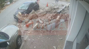 Λαύριο: Συγκλονιστικό βίντεο από τη στιγμή της κατάρρευσης μπαλκονιού - Δύο γυναίκες σώθηκαν από θαύμα