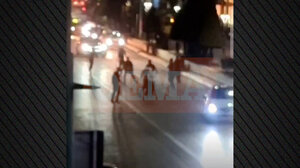 Βίντεο από τη συμπλοκή οπαδών στο Περιστέρι - Σπασμένα ΙΧ, καδρόνια, προσαγωγές