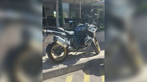 Πάρκαρε την BMW στο πεζοδρόμιο και άφησε τους πεζούς σε ... δεύτερη μοίρα!