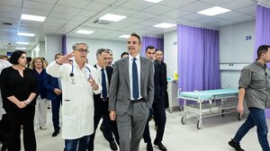 Ένταση έξω από το Αττικό νοσοκομείο κατά την επίσκεψη Μητσοτάκη και Γεωργιάδη