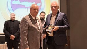 Τιμητικό βραβείο παρέλαβε ο Δήμαρχος Βιάννου από την «Κρητική Εστία»