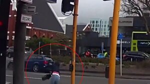 Νέα Ζηλανδία: Θυελλώδεις άνεμοι εκτόξευσαν γυναίκα στη μέση του δρόμου - Δείτε βίντεο