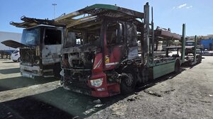 Στάχτη οι νταλίκες στο λιμάνι, πάνω από μισό εκατομμύριο ευρώ η ζημιά, λέει ο δικηγόρος της εταιρείας