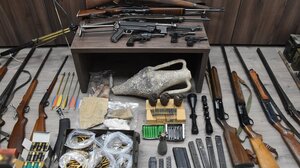 "Πάνοπλος" έπεσε στα χέρια των αστυνομικών - Βρέθηκαν όπλα, χειροβομβίδες, πυροκροτητές και αρχαία!