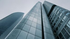 Βίντεο που κόβει την ανάσα με αλεξιπτωτιστή να κάνει άλμα από το ψηλότερο κτίριο της ΕΕ