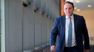 Κατηγορίες για κατασκοπευτικό δίκτυο σκιάζουν τον Ευρωπαίο Επίτροπο Υγείας, Όλιβερ Βάρχελι