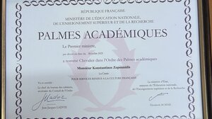 Το παράσημο του Ιππότη του Τάγματος του Ακαδημαϊκού Φοίνικα στον καθηγητή Κ. Ζοπουνίδη